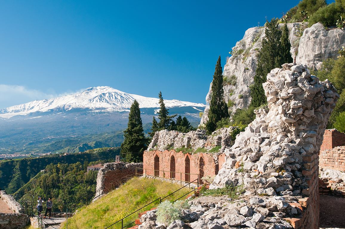 Prachtig uitzicht van de Etna berg vanuit Taormina